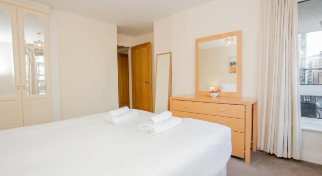 1 Bedroom Flat with Balcony Accommodates 4, Забронировать Отель Лондон Большой Лондон, рядом с Каннинг Таун
