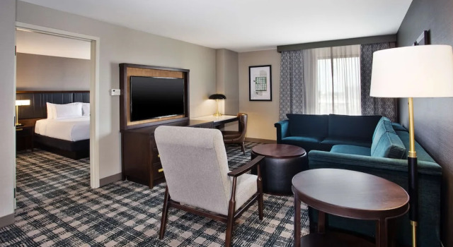 Suite 1 dormitor Radisson Hotel Lansing at the Capitol