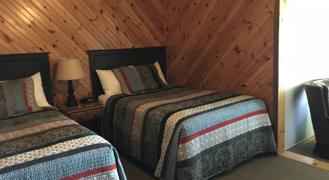 Четырёхместный люкс с видом на озеро Beachwood Resort