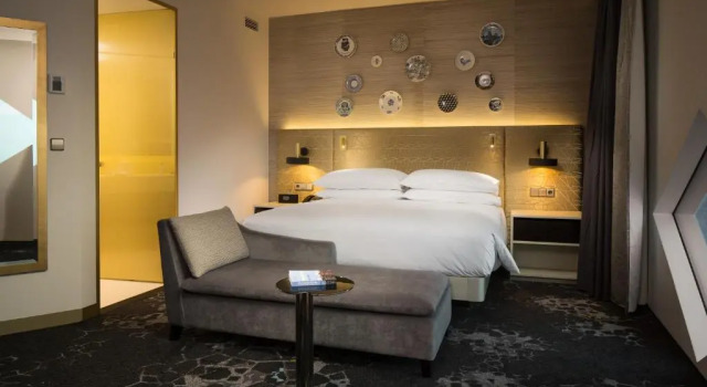 Двухместный Lounge Access Suite Airport View Отель Hilton Amsterdam Airport Schiphol