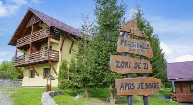 Pensiunile Zori de Zi si Apus de Soare, Rezervovat Hotel Hotely v Hunedoara s parkováním, Parkování