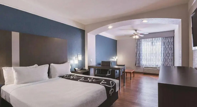 Люкс La Quinta Inn & Suites by Wyndham Kingwood Houston IAH Airpt