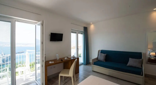 Трёхместный номер Superior с балконом и с видом на море Relais Manfredi