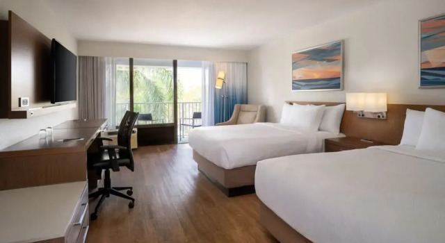 Четырёхместный номер Standard с балконом Courtyard by Marriott - Naples
