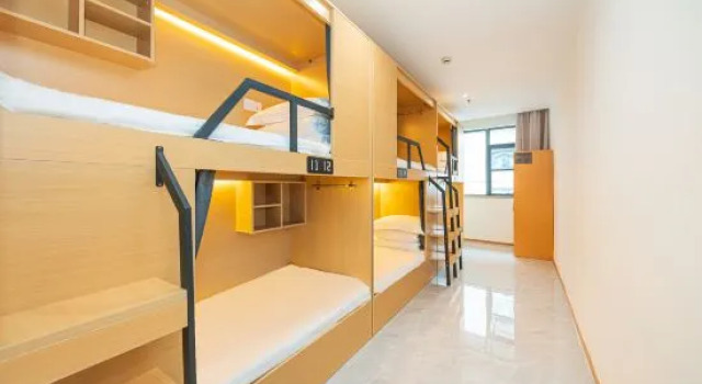 Кровать в общем номере (мужской номер) Dengba Inn (Shanghai Aegean Shopping Center Longbai Xin Cun Subway Station Branch)