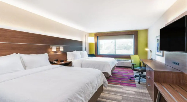 Четырёхместный номер Standard Holiday Inn Express & Suites Lake Havasu - London Bridge by IHG