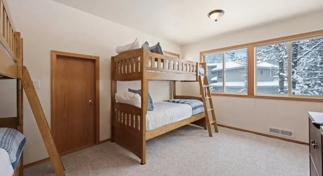 9 Hoodoo Home with XBOX 360 and Private Hot Tub by RedAwning