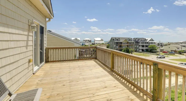 Апартаменты с 4 комнатами с балконом Inviting Atlantic Beach Townhome ~ 1/2 Mi to Ocean