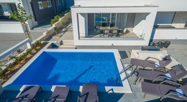 Вилла Apartments with pool Villa Zora