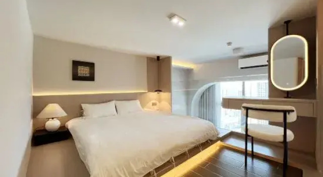 Люкс с балконом и с видом на город Waiting for You Designer Homestay (Zhanjiang Jinshawan)