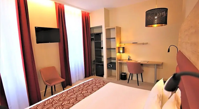 Номер Comfort Hôtel Montaigne