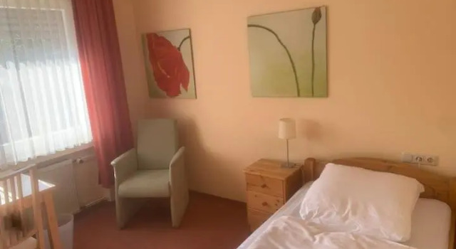 1 Bett Zimmer in ehemaligem Hotel für kurz oder lang (Z2), Забронировать Отель Зиген Северный Рейн-Вестфалия