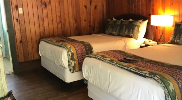 Четырёхместный номер Standard Riverside Lodge at Chimney Rock