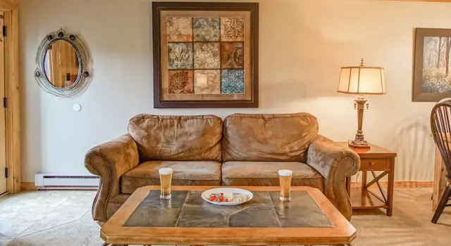 Powderidge #14: 2 Bedrooms, 2.5 Bath: Slope Side, Wood Fireplace, Забронировать Апартаменты/квартира Отели Сноушу с парковкой, рядом с Лыжный подъемник Soaring Eagle Express, Парковка