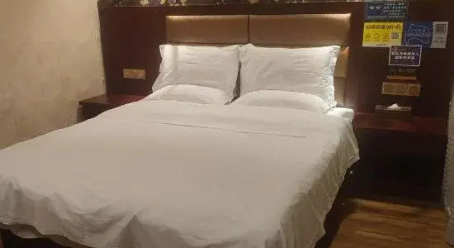 Кровать в общем номере Muyuan Hotel
