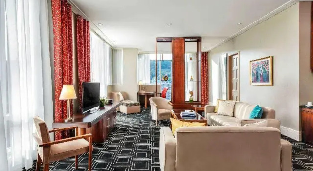 Четырёхместный номер Standard Sofitel Montreal Golden Mile