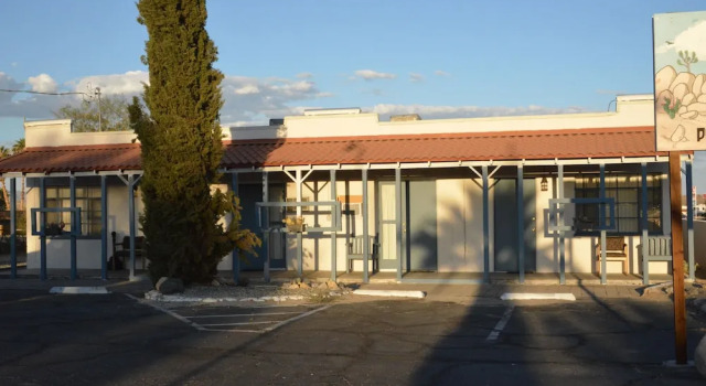 Mojave Trails Inn and Suites, Забронировать Отель Туэнтинайн-Палмс Joshua Tree National Park, рядом с Туристско-информационный центр Oasis Национального парка «Джошуа-Три»