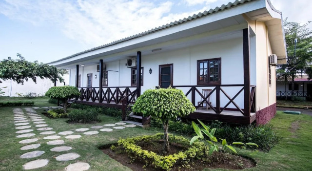 Praia Accommodation, Забронировать Отель «постель и завтрак» Отели Острова Сан-Томе с бассейном, Бассейн