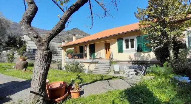 Апартаменты Quiet Villa, wonderful garden 10-minute walk from the sea!