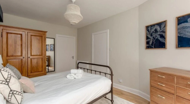 Modern Main Door Apt in the Heart of Edinburgh, Забронировать Отель Бротон Эдинбург, рядом с Железнодорожный вокзал Эдинбург-Уэверли