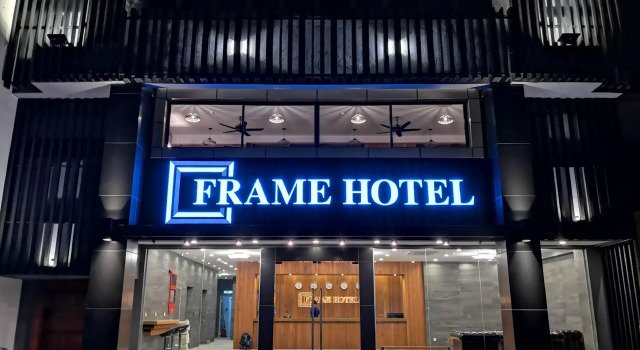 Кровать в общем номере Frame Hotel