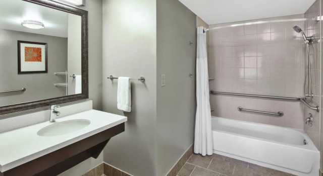Одноместный люкс с 2 комнатами Staybridge Suites Cleveland Mayfield Heights Beachwood by IHG
