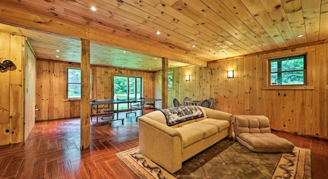 Private Chester Home w/ Deck, Mins to Skiing!, Rezerwuj Hotel Chester Vermont