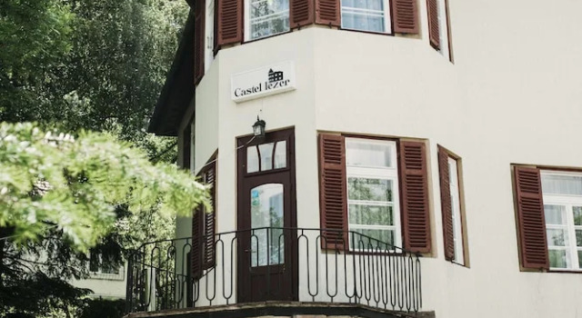 Iezer Residence, Забронировать Отель Отели Брашова с парковкой, рядом с Площадь городского совета, Парковка