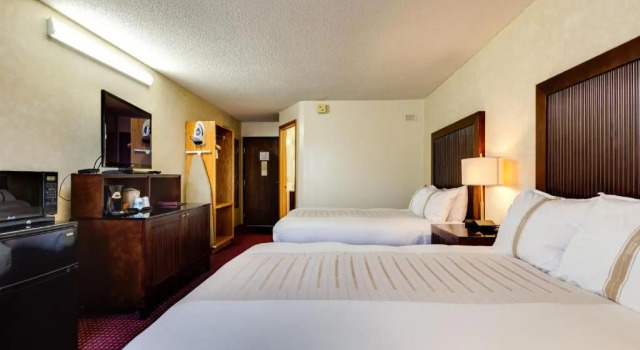 Двухместный номер Standard с видом на бассейн Fireside Inn and Suites