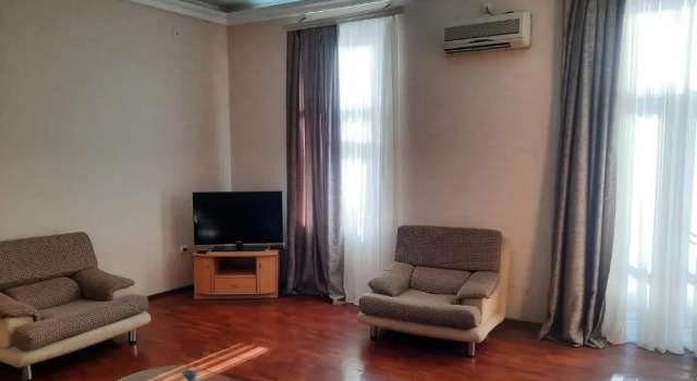 Twu-bedroom apartment on Nizami street, Забронировать Апартаменты/квартира Отели Сабаиль с парковкой, Парковка