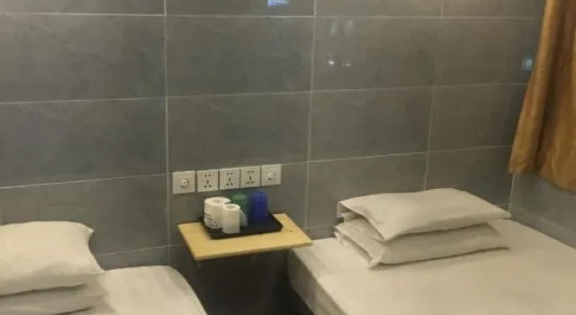Кровать в общем номере Oriental Pearl Budget Hotel