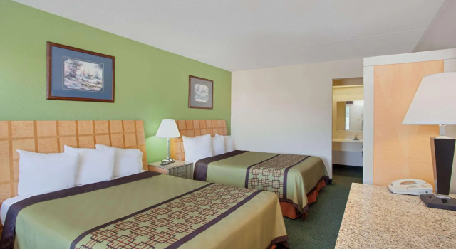 Четырёхместный номер Standard Days Inn by Wyndham Greeneville