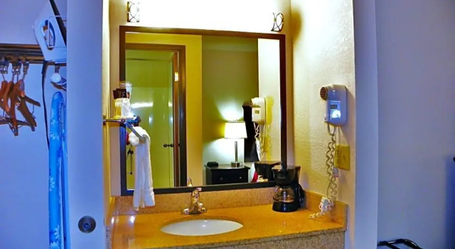 Четырёхместный номер Standard Royalton Inn & Suites Upper Sandusky
