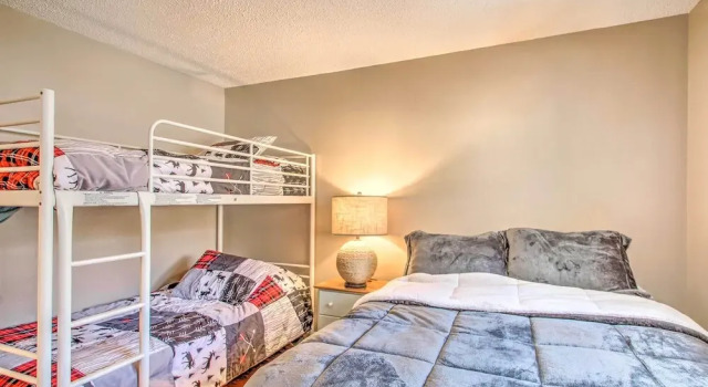 Апартаменты Ski Condo w/ Pool, Close to Story Land & Attitash!