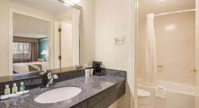 Люкс Quality Inn Tulsa Central