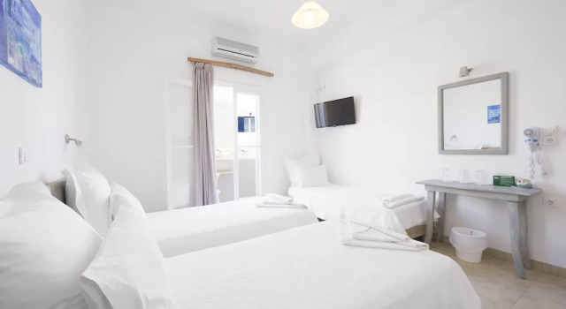 Трёхместный номер Standard с балконом Londos Hotel