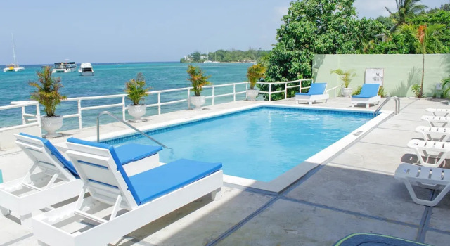 Четырёхместный номер Deluxe с балконом и с видом на море Ocean Palms