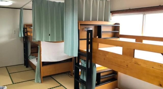 Кровать в общем номере ゲストハウスまちかど Guest House MACHIKADO