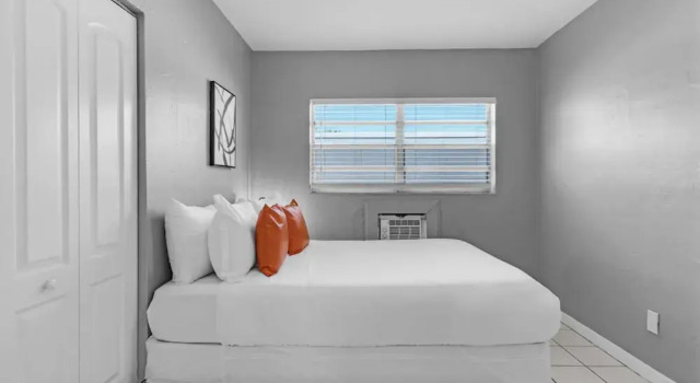 Cozy 1BR Retreat 6 Mins to Beach Free Parking