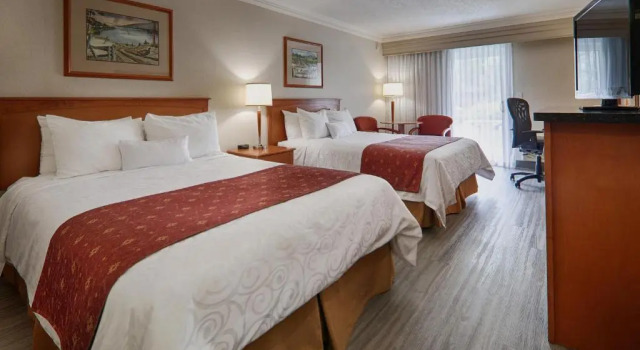 Четырёхместный номер Standard с видом на внутренний двор Best Western Plus Kelowna Hotel & Suites