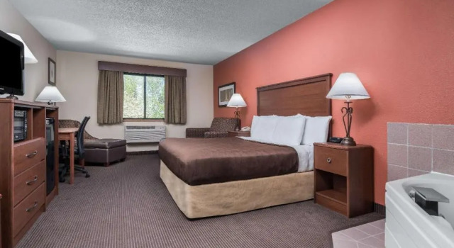 Люкс Deluxe AmericInn by Wyndham Tofte Near Lake Superior