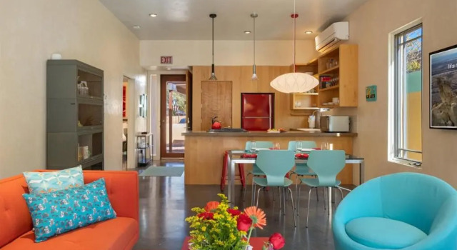Коттедж с 2 комнатами Casa Godzilla - Atomic Style in the Heart of Santa Fe