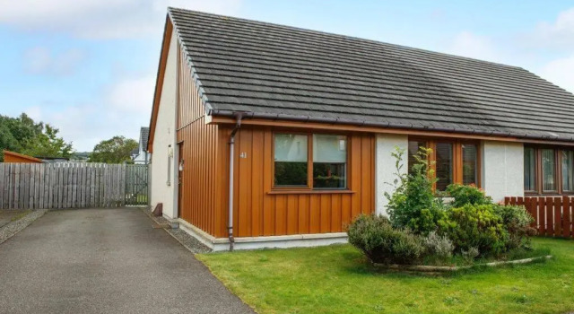 Luxury 2 Bedroom Semi detached House with parking