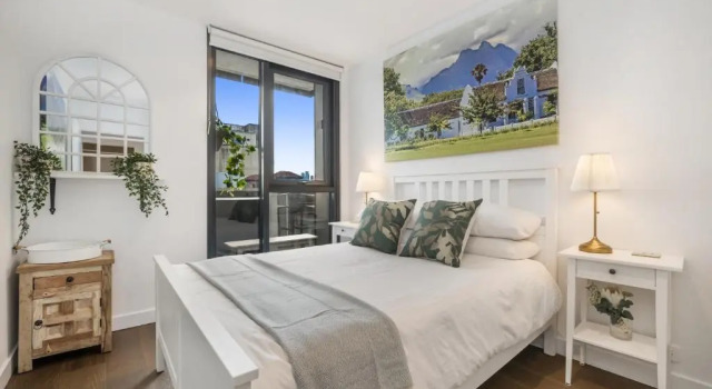 Luxury African themed apartment☆10min to MCG & Swan St☆On-site Parking☆Balcony☆Rooftop deck☆Gym☆, Varaa Huoneisto  