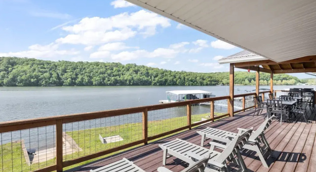 Huge Lakefront Yard, Private Dock - Amazing Views!, Prenota Casa vacanze Gravois Mills Missouri