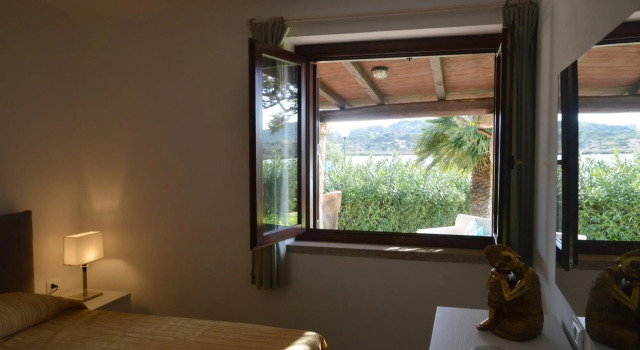 Seafront house in Porto Taverna, independent and 100 meters from the beach with a beautiful view of-Casa Porto Taverna