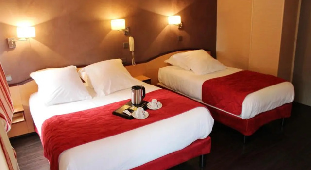 Трёхместный номер Standard Logis Hôtel Restaurant Azalées