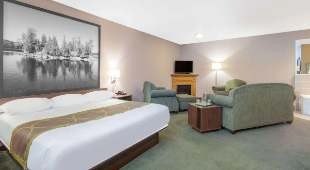 Deluxe Suite Super 8 by Wyndham Kenora