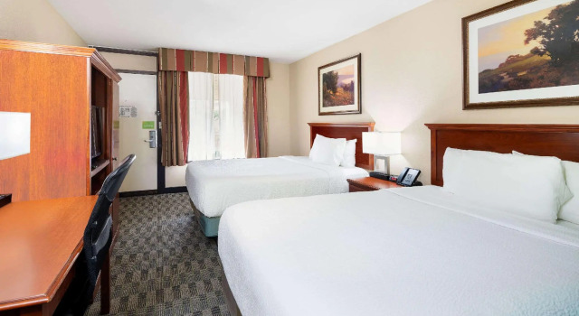 Четырёхместный номер Standard La Quinta by Wyndham Thousand Oaks-Newbury Park