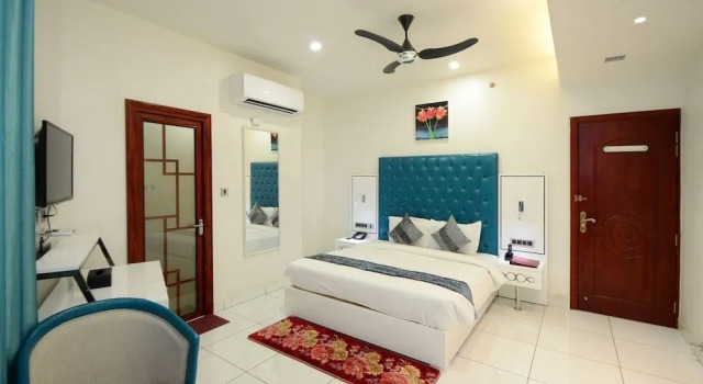 Jaipur Hotel Golden Manor By BrandMyHotel-City Center Bani Park Jaipur, Забронировать Отель Отели штата Раджастхана с парковкой, Парковка